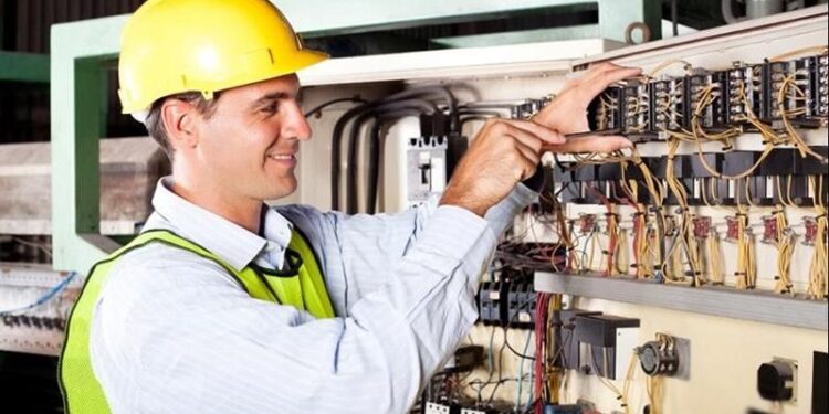 تکنسین فنی چیست؟ | همه چیز درباره یکی از پرتقاضاترین مشاغل فنی امروز